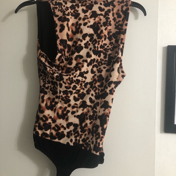 bebe Printed Surplice Bodysuit Size Small Brown - Picture 4 of 4